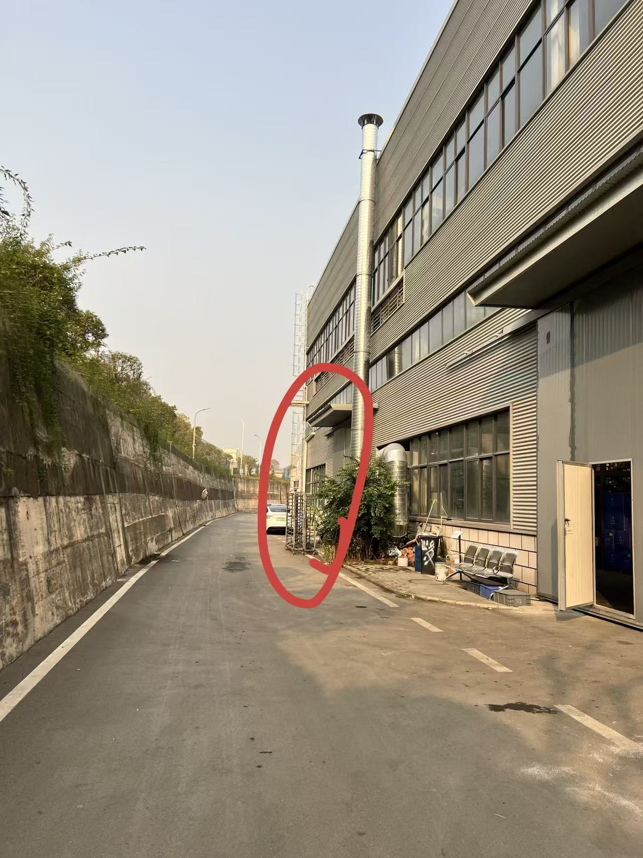 园区内部道路直行约200米，到倒数第2个厂房的路线示意